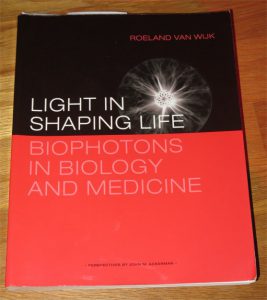 Light In Shaping Life - Biophotons in Biology and Medicine von Roeland van Wijk.