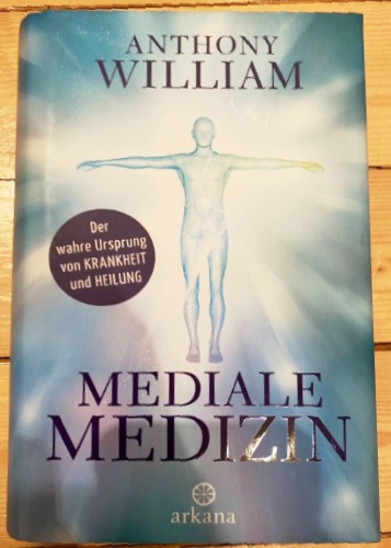 BuchKRITIK: 'Mediale Medizin' und 'Heile Deine Schilddrüse' von Anthony William - Von 'Geheimnisvollen Krankheiten', Sellerie-Saft und komischen Geistern...