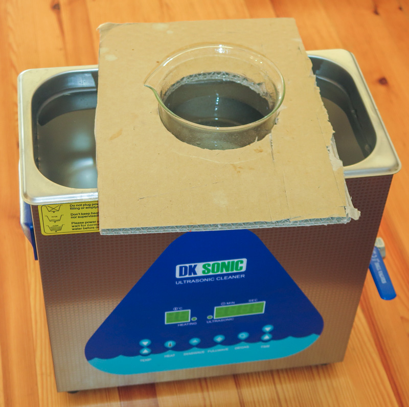 Auflösen des Ascorbats im Wasser+Ethanol-Mix im leistungsfähigen 180W Ultraschall-Bad das einen 1l Glas-Behälter aufnehmen kann.