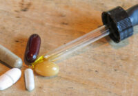 Verschiedene Formen von Supplementen im Detail: Kapsel (mit Pulver), Tablette, Gel-Kapsel mit Emulsion / Öl, Flüssig-Extrakt oder Öl mit Pipette, Liposomal.