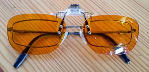 BlueBlocker Brillenaufsatz Pro auf Brille.