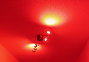 4 * OMNILUX LED Spot GU5,3 660nm in Betrieb