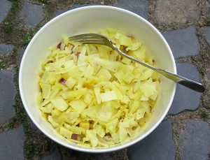 Weißkohl mit Zwiebel, Ingwer, Knoblauch, Kurkuma, Pfeffer und etwas Kokosmuß