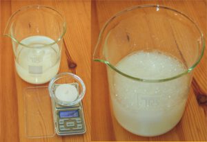 Abwiegen und hinzugeben des Natrons (optional) zum Ascorbat, was bereits der Wasser-Ethanol-Lösung hinzugefügt wurde.