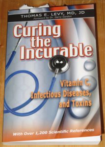 Vitamin C: Curing the incurable von Dr. T. Levy (zu Deutsch: Heilung des Unheilbaren).