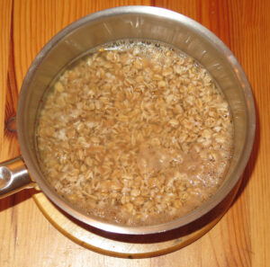 Haferflocken mit Heisswasser ziehen lassen.